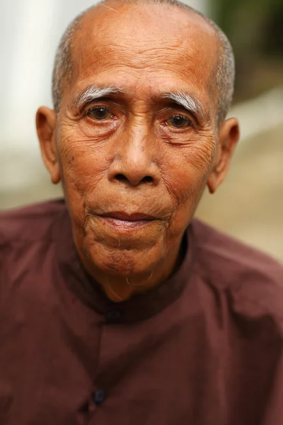 Een niet-geïdentificeerde oude Birmese man — Stockfoto