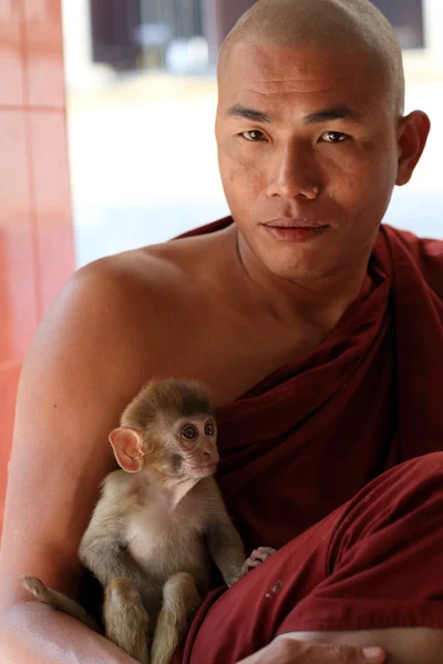 Ein unbekannter burmesischer buddhistischer Mönch — Stockfoto