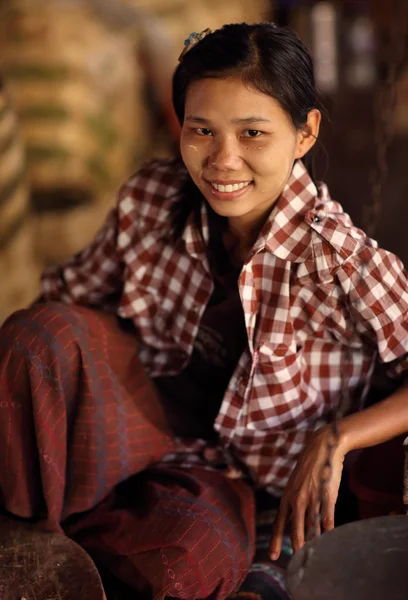 An unidentified Burmese woman — Stock Photo, Image