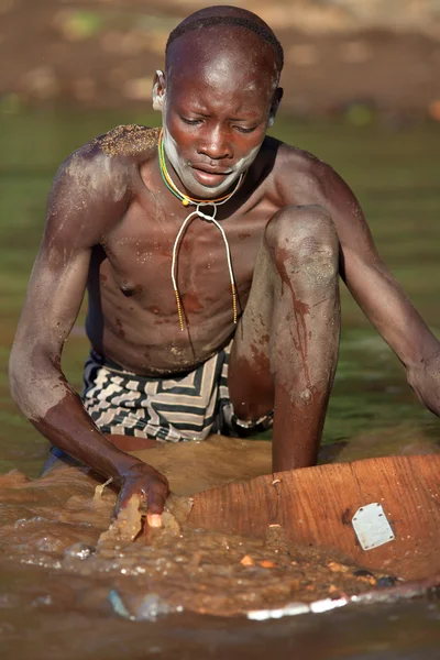 Unidentified Suri man digging gold — Stock Photo, Image