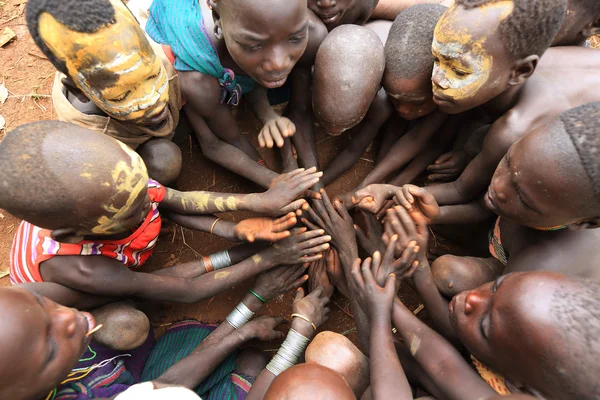 Unbekannte suri Kinder bei einer Zeremonie — Stockfoto