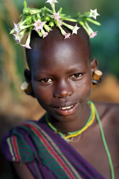 Jeune femme Suri non identifiée lors d'une cérémonie — Photo