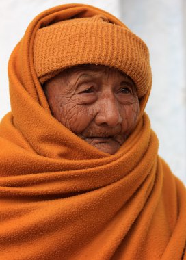 Tanımlanamayan Birmanya Budist rahip