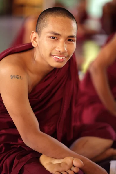 Neidentifikovaný barmský buddhistický Nováček — Stock fotografie