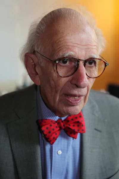 Nobel Prize winner Eric Kandel discusses with the audience at the film premiere — Stock Photo, Image