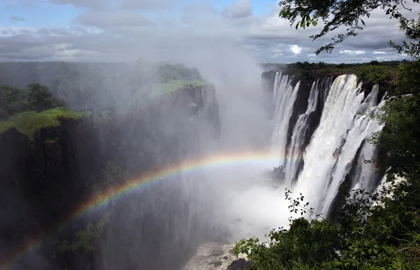 Victoria Falls med regnbåge — Stockfoto