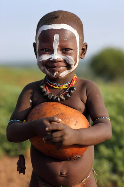 Niet-geïdentificeerde karo kind — Stockfoto