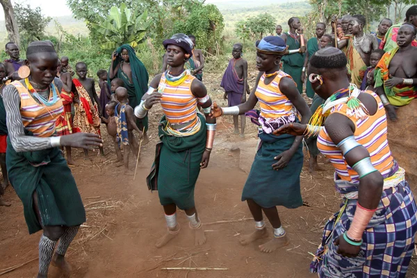 Niet-geïdentificeerde hamer dansers — Stockfoto