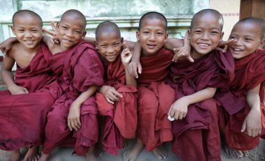 Tanımlanamayan Birmanya Budist rahipler