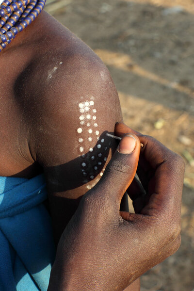 Девушка рисует знаменитые точки Каро
