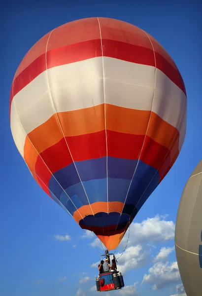 Farverige varmluftsballon i Nyaungshwe - Stock-foto