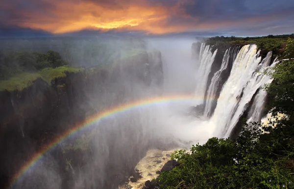 Victoria Falls med regnbåge — Stockfoto