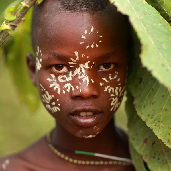 Niet-geïdentificeerde suri jongen tijdens een ceremonie — Stockfoto