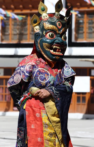 Neznámý mnich na tradiční buddhistický masku tanec — Stock fotografie