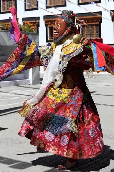 Неопознанный монах на традиционном буддийском танце маски — стоковое фото