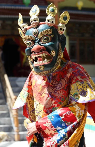 Monje no identificado en un baile tradicional de máscaras budistas Imágenes De Stock Sin Royalties Gratis