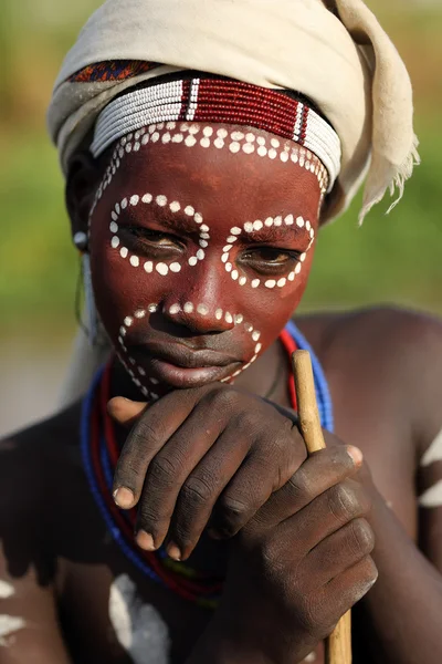 较低的奥莫山谷，埃塞俄比亚的 arbore 部落的男孩 — 图库照片