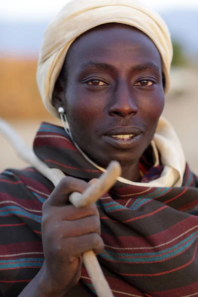 Jeune homme de la tribu Arbore dans la vallée inférieure de l'Omo, en Éthiopie — Photo