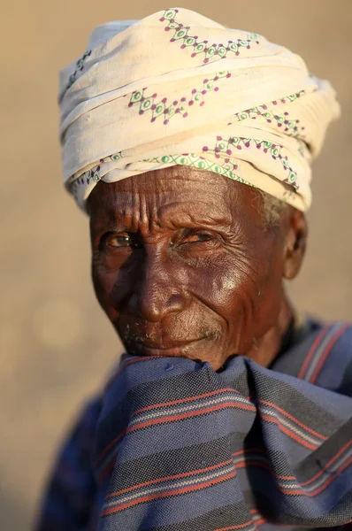 Старик из племени Арбор в долине Нижнего Омо, Эфиопия — стоковое фото