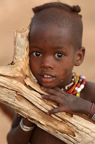 Zoete meisje hamer in lagere omo-vallei, Ethiopië — Stockfoto