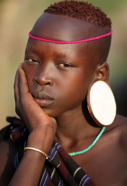 在较低的奥莫山谷，埃塞俄比亚的美丽穆尔西女人 — 图库照片
