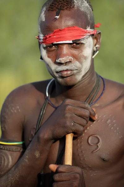 Πολεμιστής Μούρσι σε ένα χωριό στην χαμηλότερη κοιλάδα omo, Αιθιοπία — Φωτογραφία Αρχείου