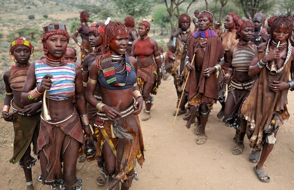 Un grupo de mujeres Hamer en el Valle del Bajo Omo, Etiopía — Foto de Stock