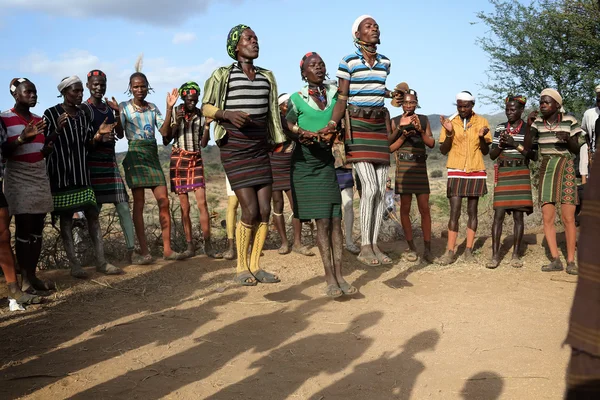 Χάμερ παραδοσιακό χορό evangadi, χαμηλότερη κοιλάδα omo, Αιθιοπία — Φωτογραφία Αρχείου