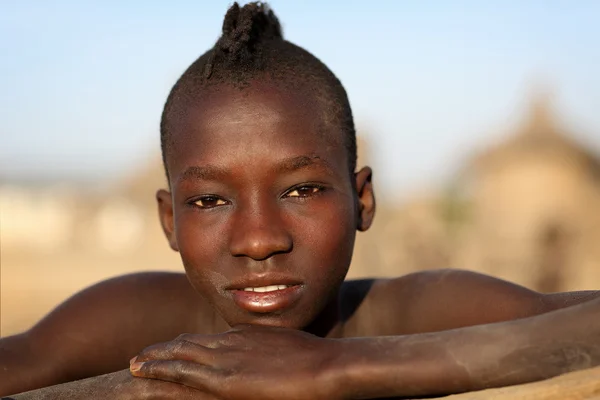 Garçon souriant de Karo dans la vallée inférieure de l'Omo, Éthiopie — Photo