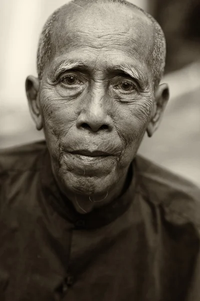 Portret van een oude man in myanmar, Myanmar — Stockfoto