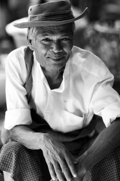 Oude man op een markt in yangon, myanmar (burma) — Stockfoto