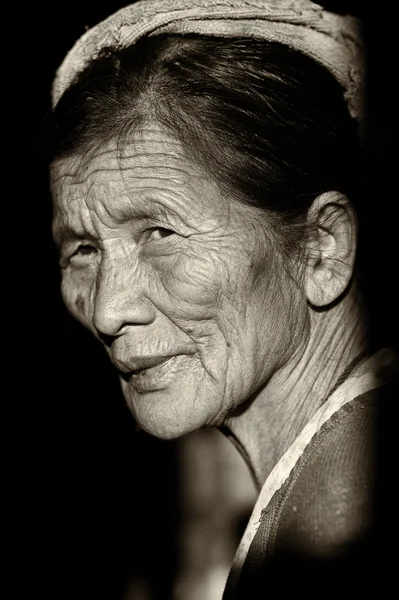 Mulher velha do grupo étnico Pa O em Mianmar (Birmânia ) — Fotografia de Stock