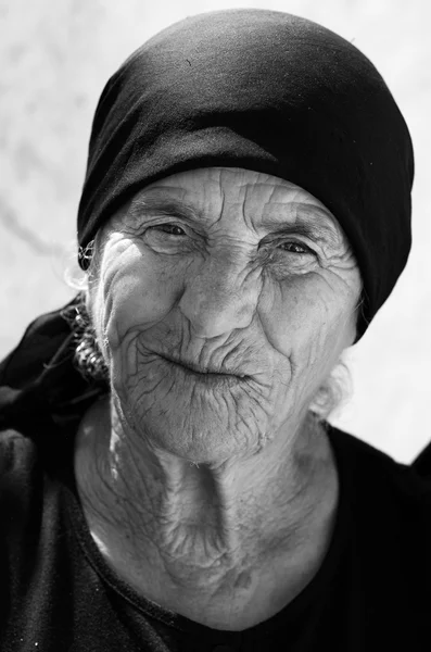 老妇人在希腊的圣托里尼岛 — 图库照片