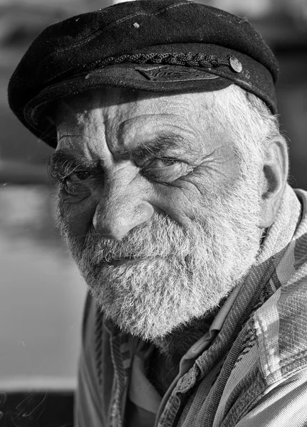 Oude man in santorini, Griekenland — Stockfoto