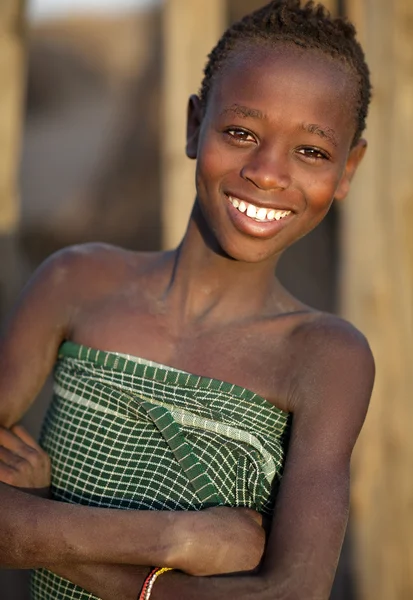 Belle fille Karo dans la vallée inférieure de l'Omo, en Éthiopie — Photo