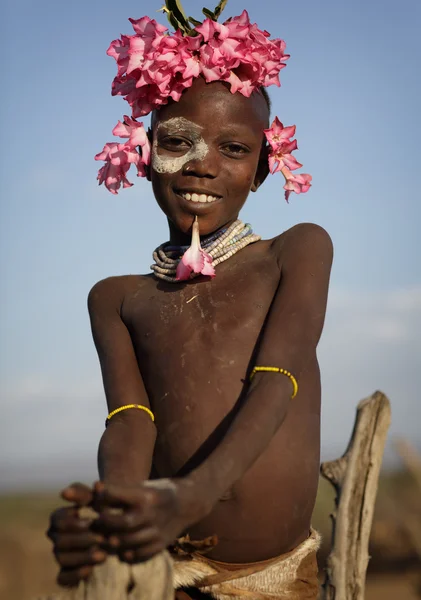 Belle fille Karo dans la vallée inférieure de l'Omo, en Éthiopie — Photo