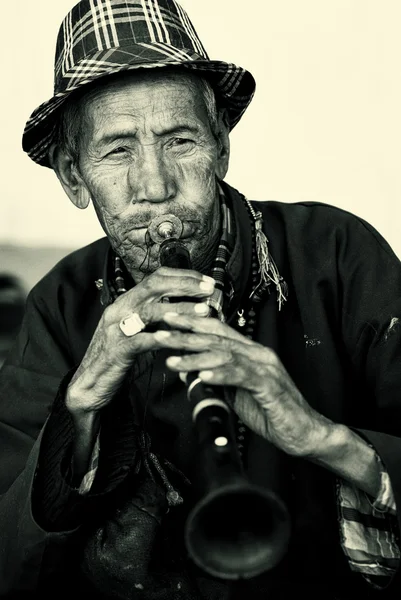 Старый музыкант на Ладакхском фестивале, Ладакх, Индия — стоковое фото