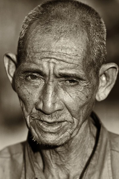 Oude man van de stam van de akha in laos — Stockfoto