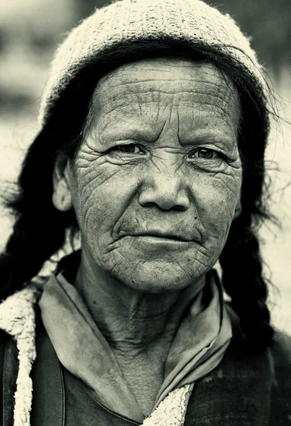 Oude vrouw in een Himalaya in ladakh, india. — Stockfoto