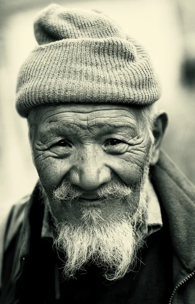 Vieux moine dans un village himalayen au Ladakh, Inde . — Photo