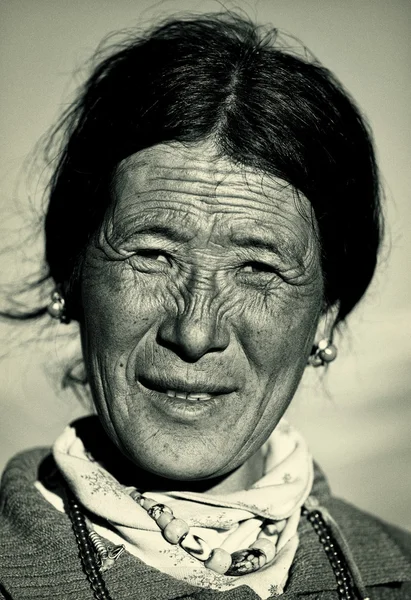 Mulher nômade velha, Ladakh, Índia — Fotografia de Stock