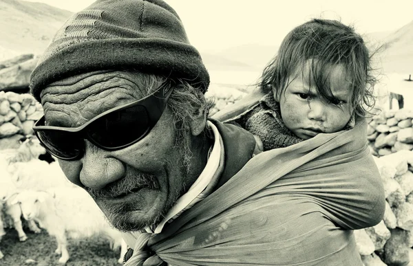 Oude nomadische man met kind, ladakh, india — Stockfoto