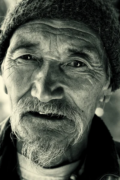 Old man in a Himalayan village in Ladakh, India. — Stock Photo, Image