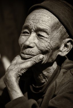 yaşlı adam akha kabile Laos