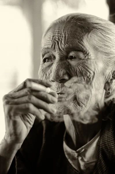 Stara kobieta z Birmy cygaro, myanmar, — Zdjęcie stockowe
