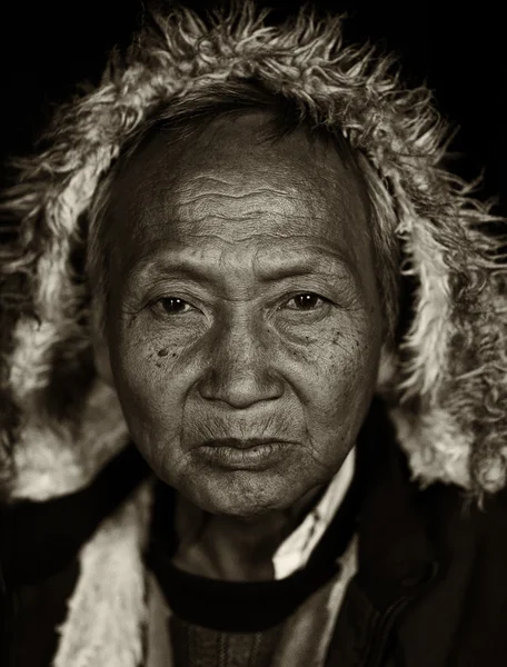 Oude man van de etnische groep Kokang, myanmar, Birma — Stockfoto