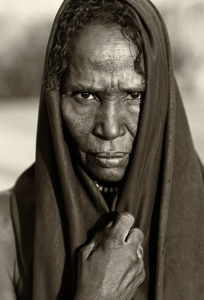 Gammal kvinna arbore stam, Etiopien — Stockfoto
