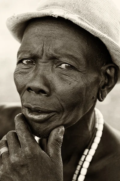 Oude man van de mursi stam, Ethiopië — Stockfoto