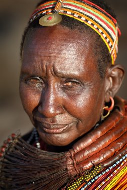 Belirsiz eski Samburu kadın