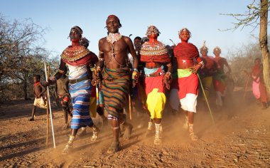 Kimliği belirsiz Samburu dansçılar